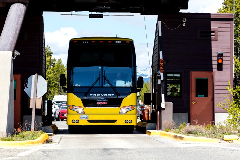 Commercial tour bus at West Entrance (2)