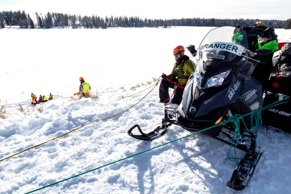 Search and rescue training: roadway rescue with oversnow vehicles (6)