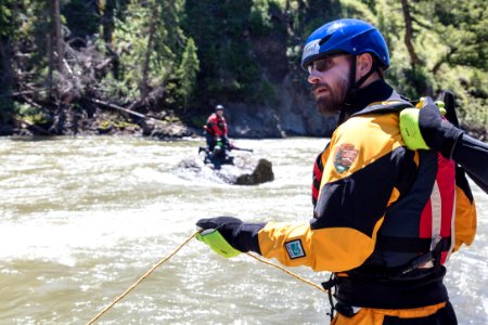 Swiftwater rescue training - rescuing stranded swimmers with ropes (6)