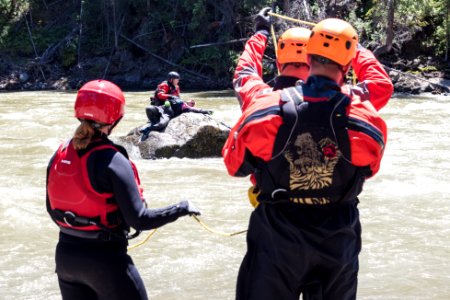 Swiftwater rescue training - rescuing stranded swimmers with ropes (3)