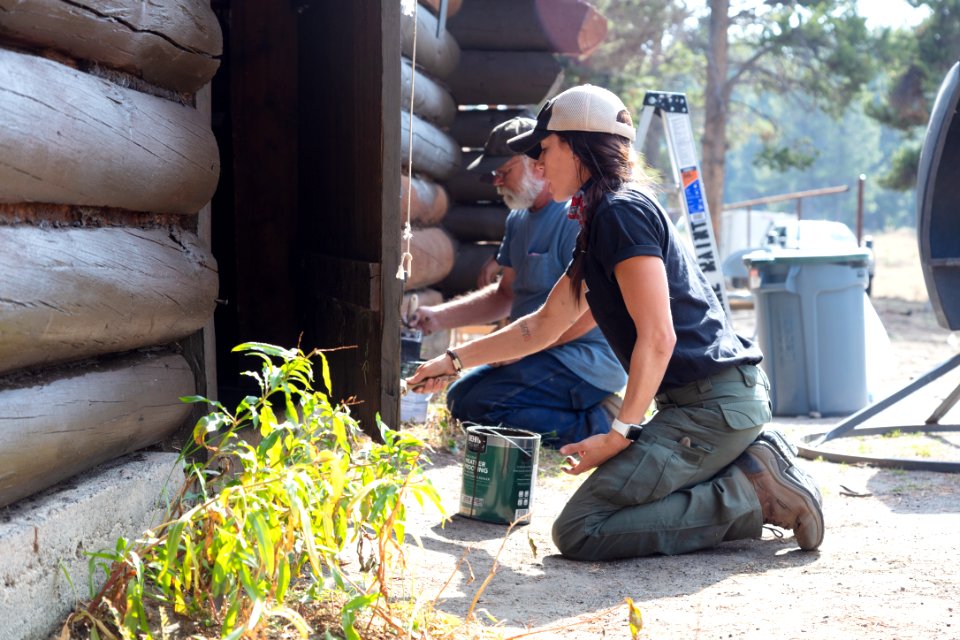 Canyon Corral volunteer project: painting the barn