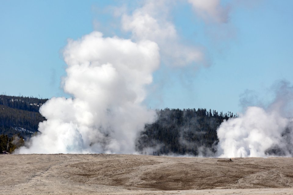 Foutain and Clepsydra Geysers erupting