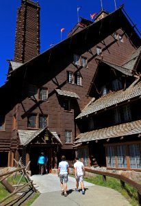 Old Faithful Inn, visitors walking into the Inn
