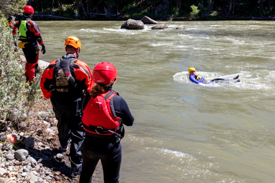 Swiftwater rescue training - rescuing stranded swimmers with ropes (14)