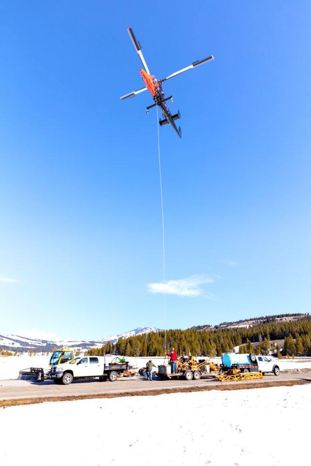 Kaman K-Max helicopter hauling tools for the Golden Gate to Norris road project (3)