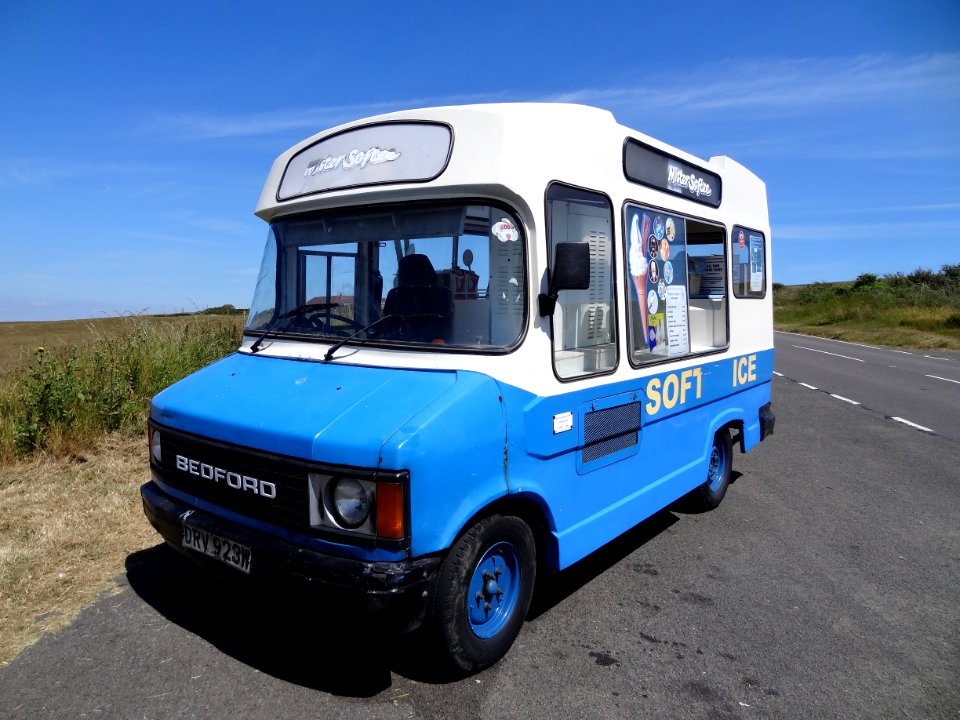 DRV923W BEDFORD ICE CREAM VAN
