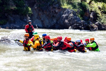 Swiftwater rescue training - rescuing a stranded swimmer using a wedge (2)