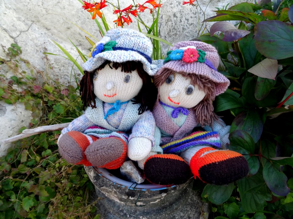 Streets of Llwyngwril decorated by yarn