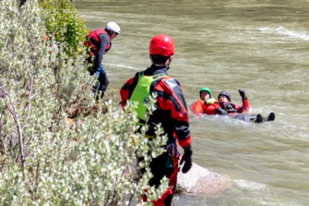 Swiftwater rescue training - rescuing stranded swimmers with ropes (13)