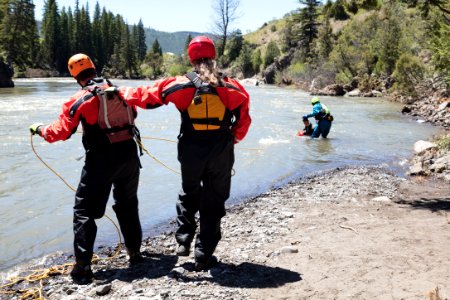 Swiftwater rescue training - rescuing stranded swimmers with ropes