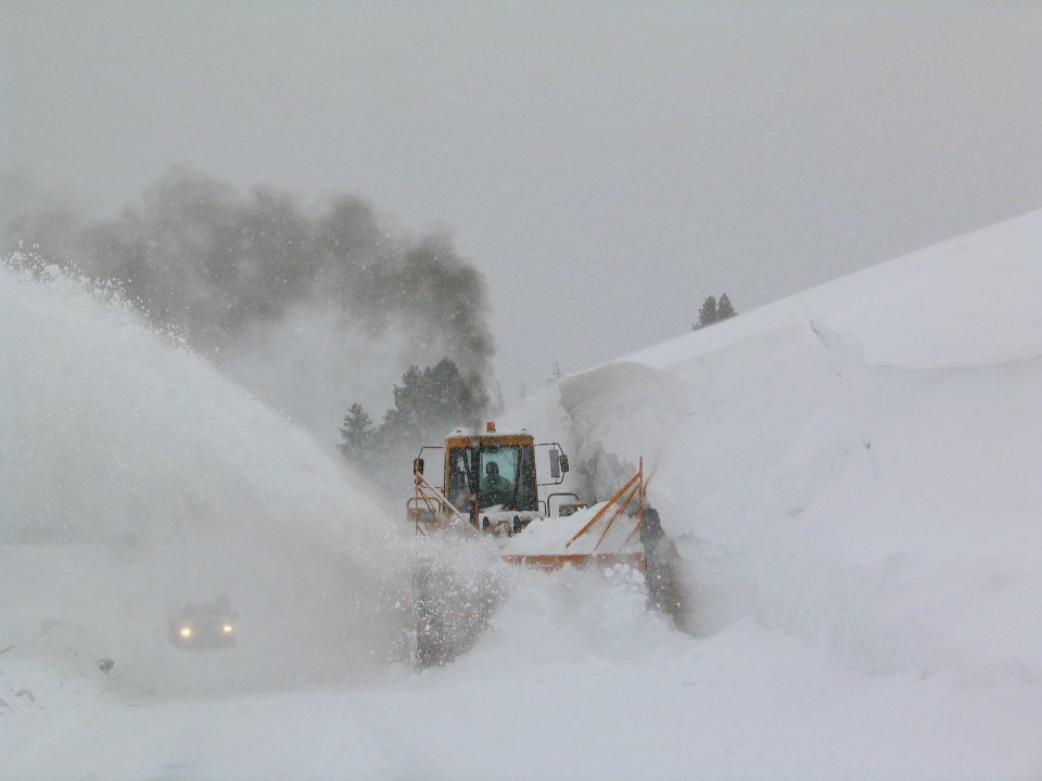 Blowing the drifts out of Hayden Valley (3)