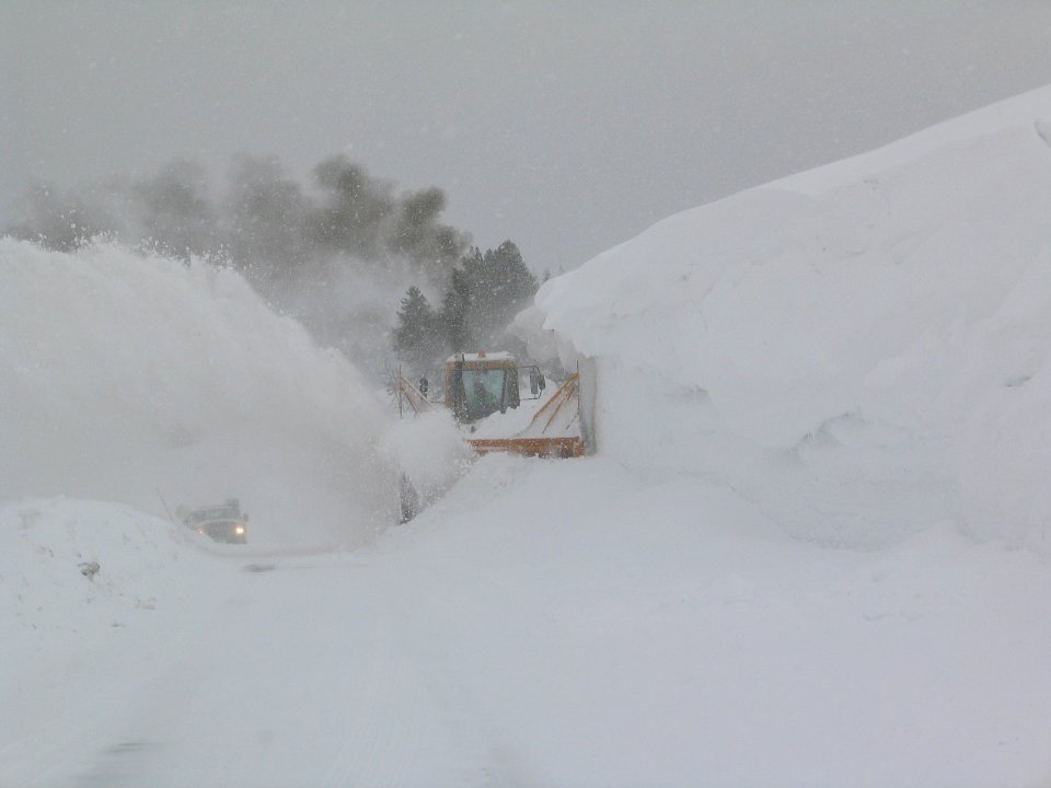 Blowing the drifts out of Hayden Valley (2)
