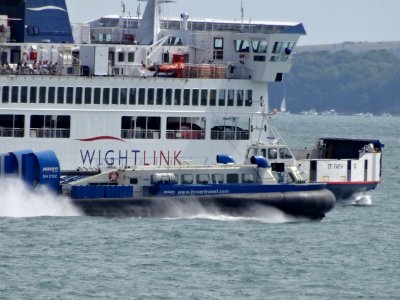 HOVERCRAFT ISLAND EXPRESS - GH 2132 PASSING WIGHTLINK FERRY ST FAITH