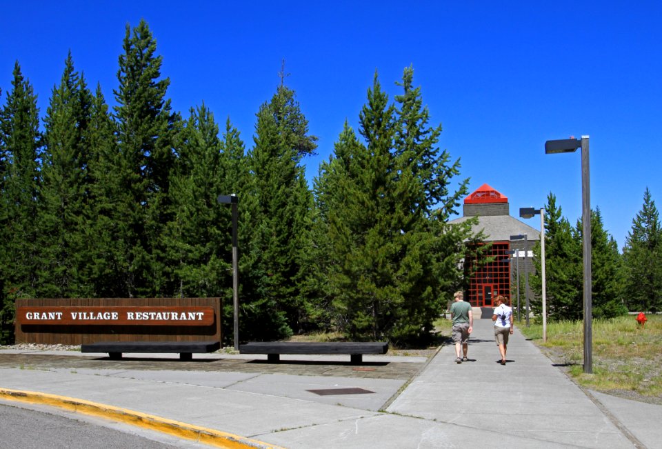 Grant Village, the path to the restaurant