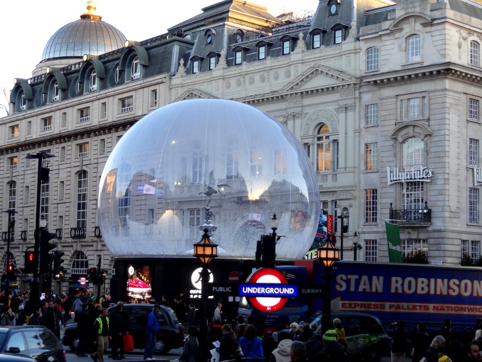EROS SNOW GLOBE PICCADILLY CIRCUS