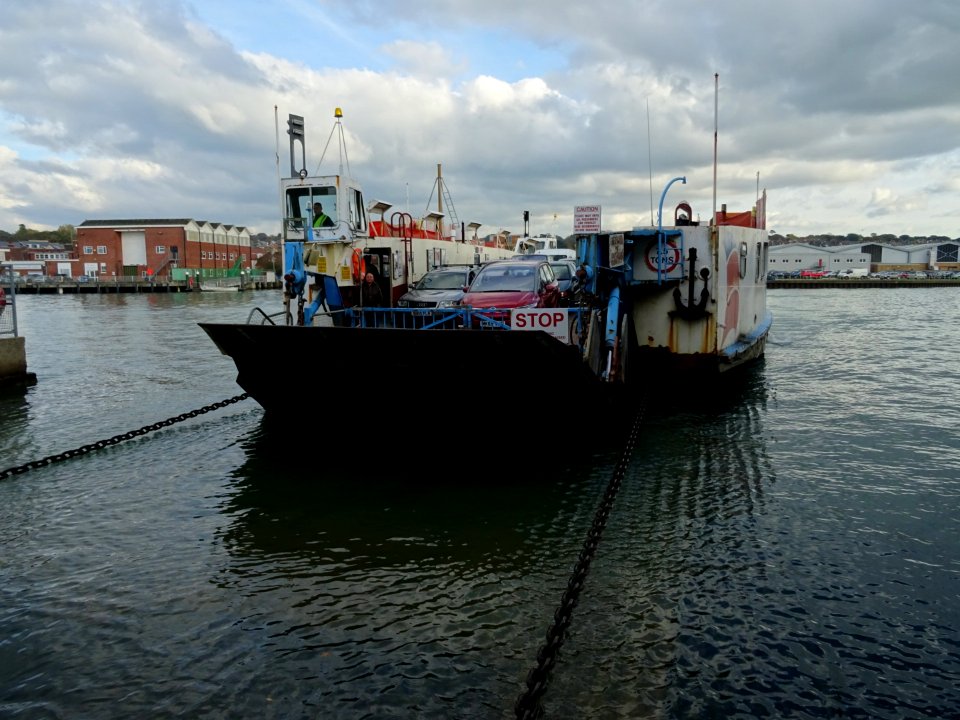 COWES to East COWES chain ferry, Floating Bridge.