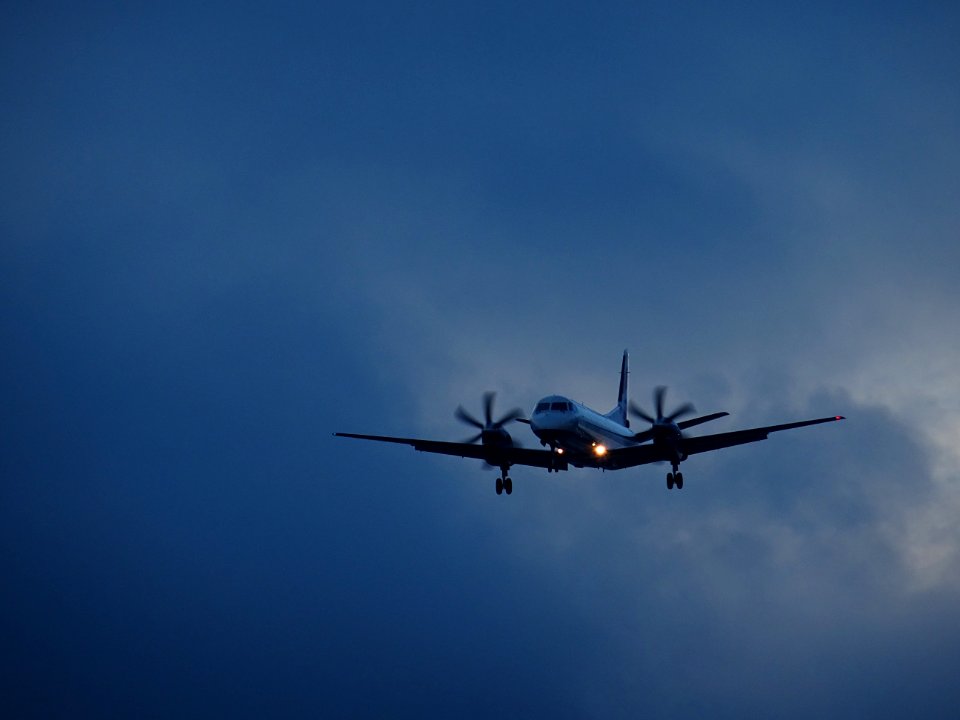 APPROACHING LONDON CITY AIRPORT