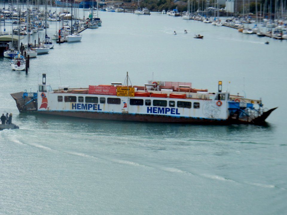 EAST TO WEST COWES CHAIN FERRY