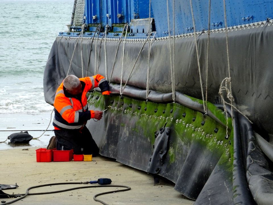 THE ATTCHMENT REDUCES SPRAY HOVERCRAFT RYDE