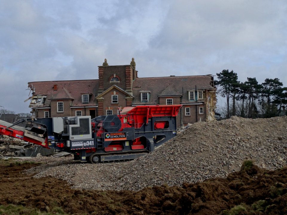 DEMOLITION OF MAIDSTONE HOSPITAL NURSES HOME. THE BUILDING DATES FROM 1920