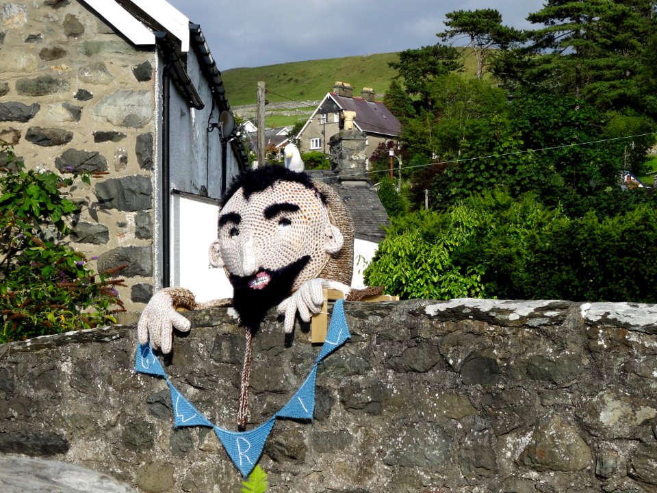 Streets of Llwyngwril decorated by yarn