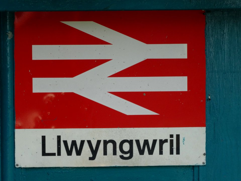 Streets of Llwyngwril decorated by yarn