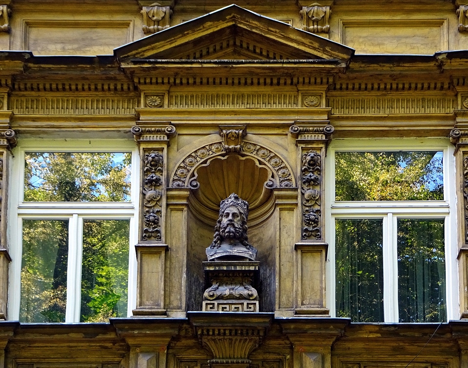 Figure kraków monument