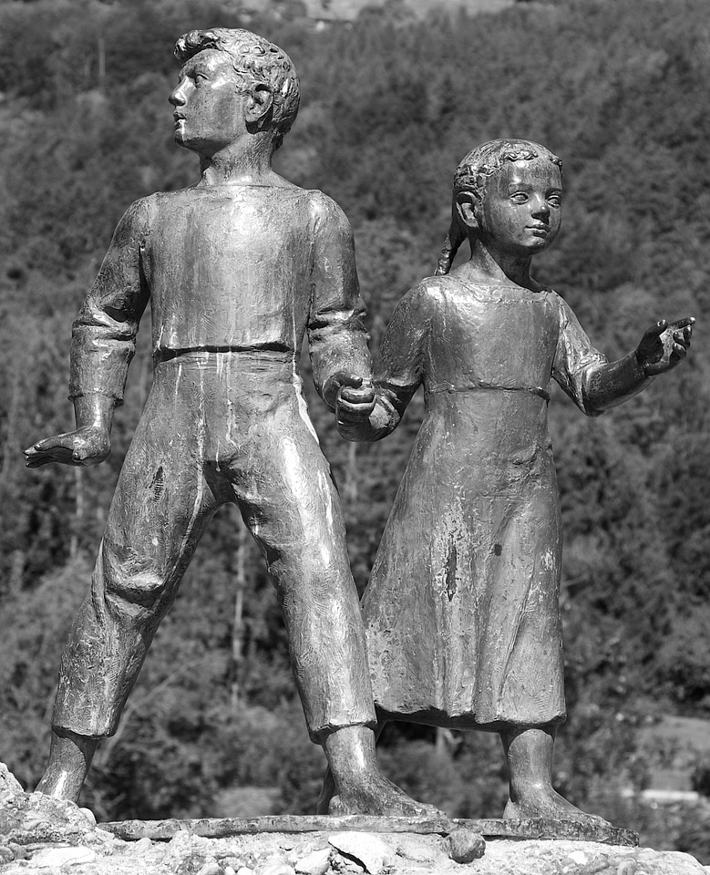 Statue heidi and peter geissenpeter