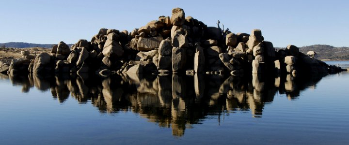 Lake Jindabyne - Curiosity Rocks -  NSW Snowy Mountains