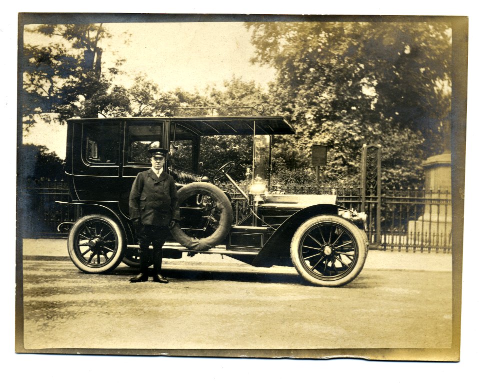 Wolseley-Siddeley limousine and chauffeur, London c1906-1907