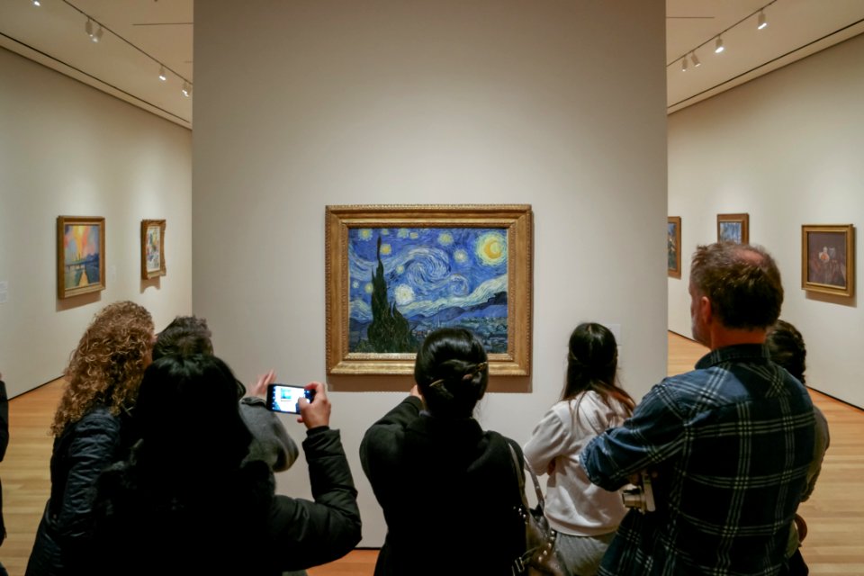 crowd looking "The Starry Night" at MOMA