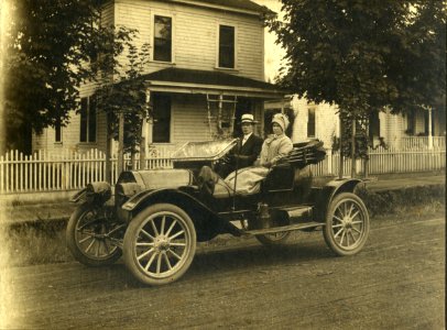 Unidentified couple in a 1911 EMF Roadster photo