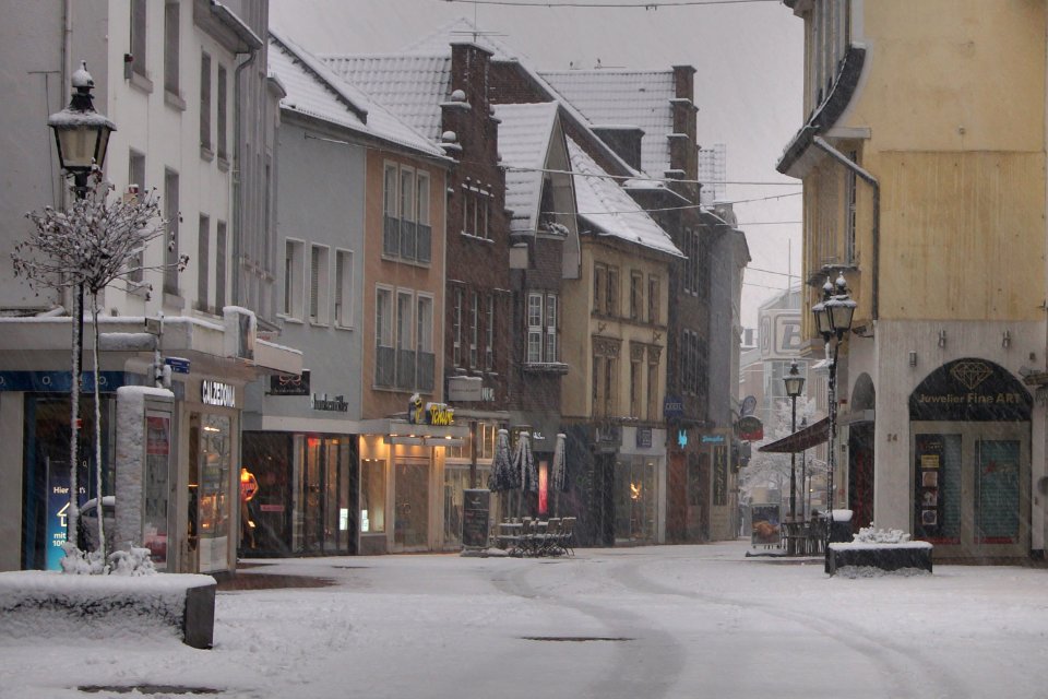 Moers am Niederrhein im Frühjahrsschnee