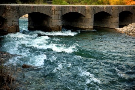 Les vigoureuses eaux de la rivière La Beaume photo