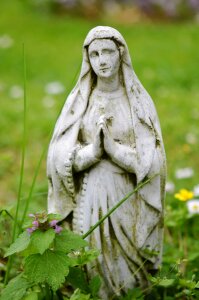 Statue hope praying