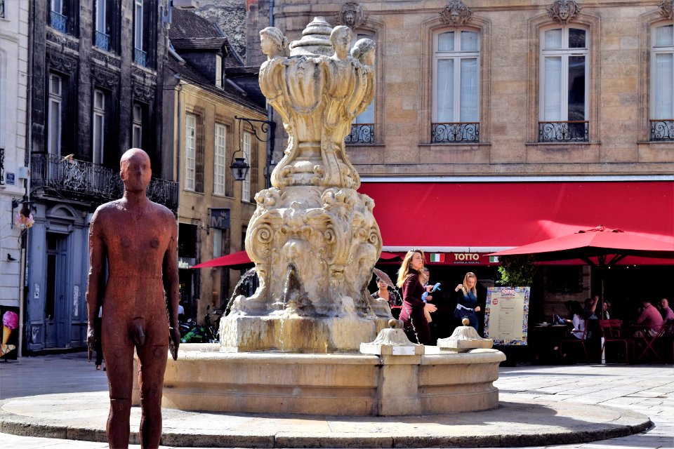 Bordeaux naked statue in square
