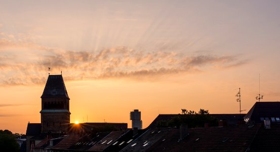 Sonnenaufgang hinter der Meinolphuskirche photo