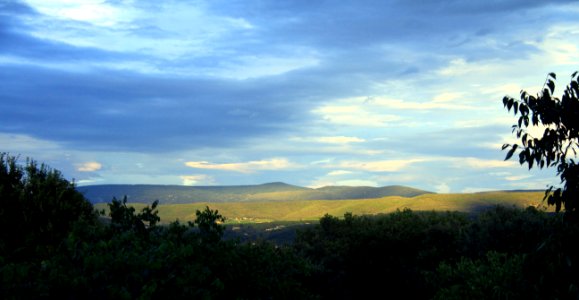 Et l'indigo du soir survolait l'horizon.