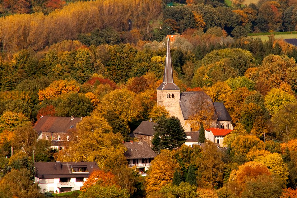 Die Dorfkirche von Stiepel im Herbst