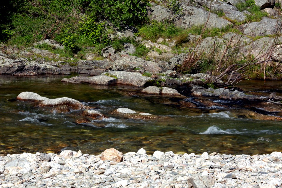 Des roches et des remous.