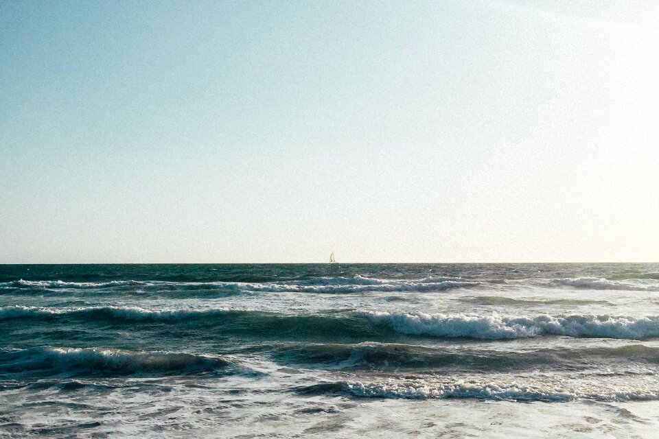 Water waves horizon