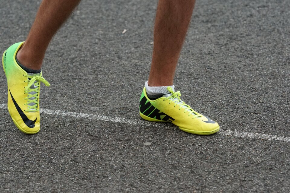 Sneakers start position color