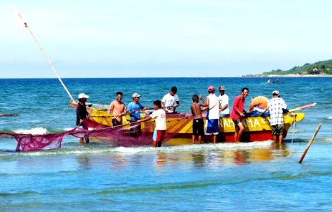 Filopino fishermen Currimao.Luxon photo