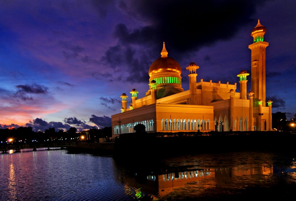 Sultan Omar Ali Saifuddien Mosque photo