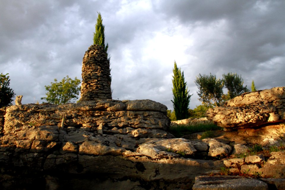 Le jardin minéral, sous de sombres nuages de fin de journée