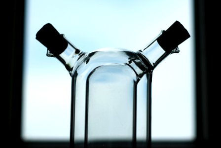Glas vor blauem Himmel