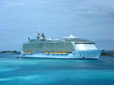 Oasis of the Seas ship-outside