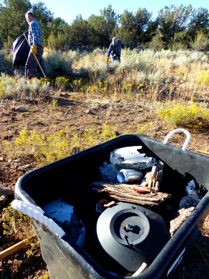 Volunteer lead NPLD clean-up near Dameron Valley