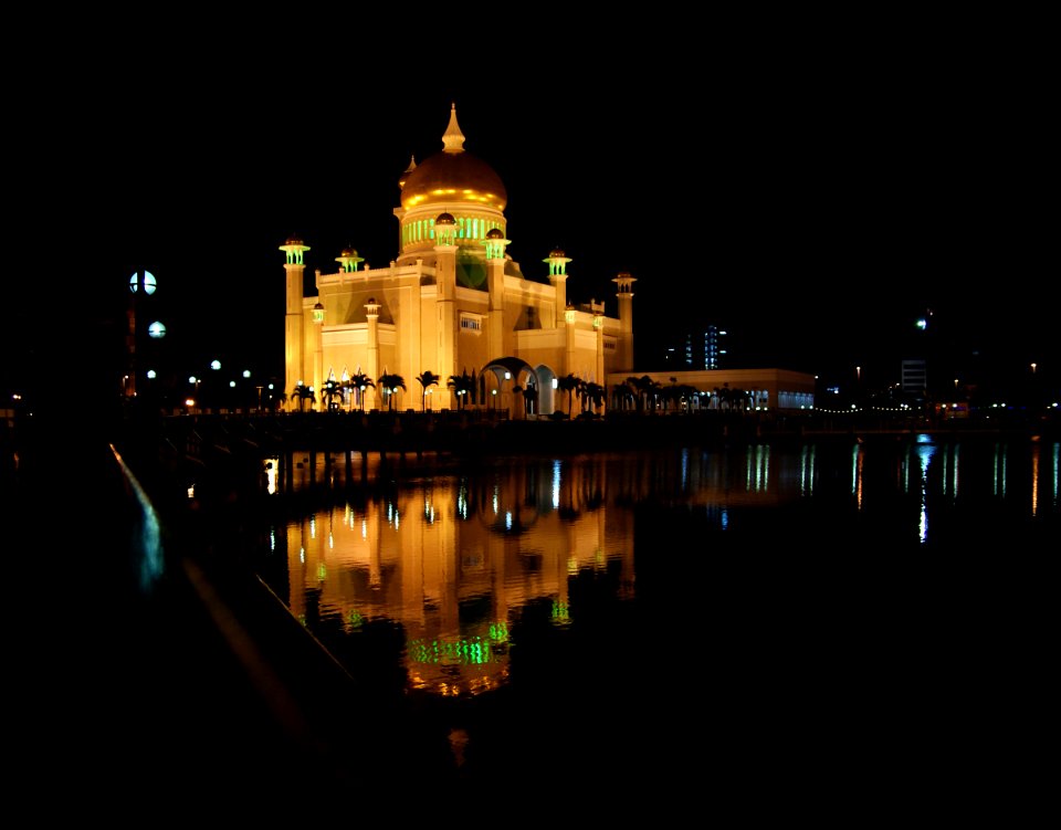 Sultan Omar Ali Saifuddien Mosque photo