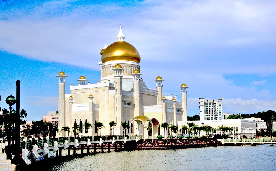 Sultan Omar Ali Saifuddien Mosque photo